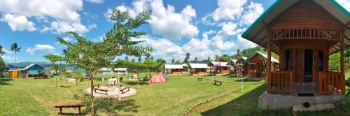 un piccolo parco con un parco giochi e un edificio di Beach Camp Bed & Breakfast a Gili Sudak