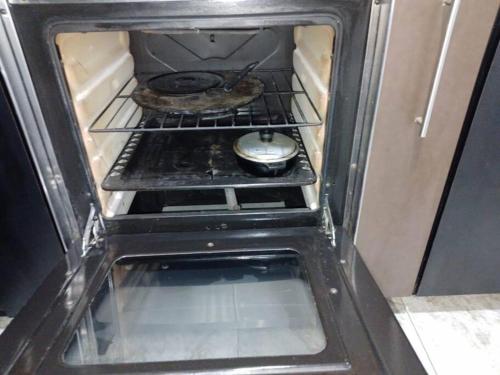 an open oven with a pan in it at Hermoso, Apartamento zona Este in Barquisimeto