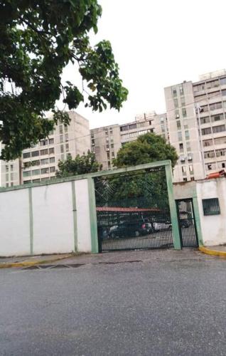 a gate in front of a building with tall buildings at Hermoso, Apartamento zona Este in Barquisimeto