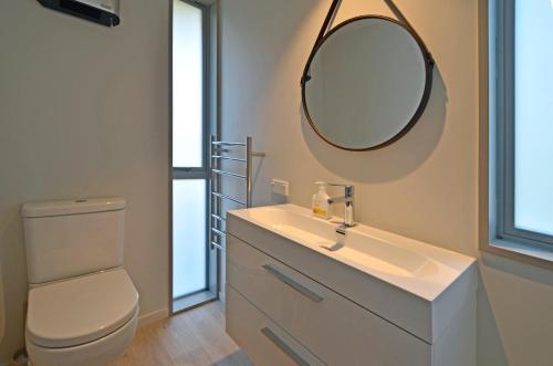 Bilik mandi di Winter Escape with Panoramic Views and Total Privacy