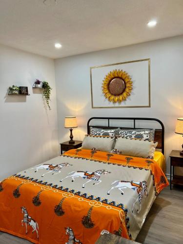 1 dormitorio con 1 cama con girasol en la pared en K2 Room Near Airport, en Mississauga