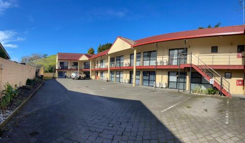 an empty parking lot in front of a building at Rayland Epsom Motel in Auckland