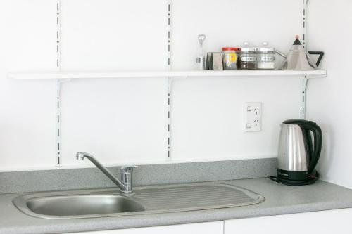 Η κουζίνα ή μικρή κουζίνα στο Beachy Serenity - Waihi Beach Holiday Home