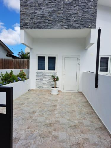 a white house with a toilet in a courtyard at Apartament studio Acksen King in Willemstad
