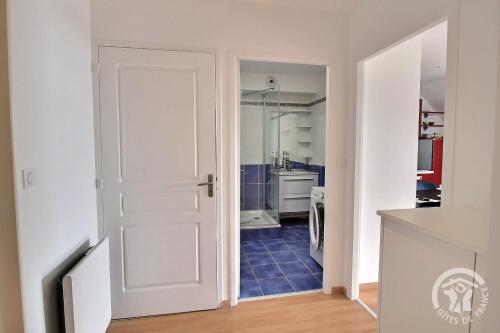 une porte menant à une cuisine avec une salle de bains. dans l'établissement Face a tome, à Perros-Guirec