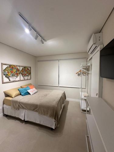 a bedroom with a bed in a room at Apartamento Studio pé na areia in Santos
