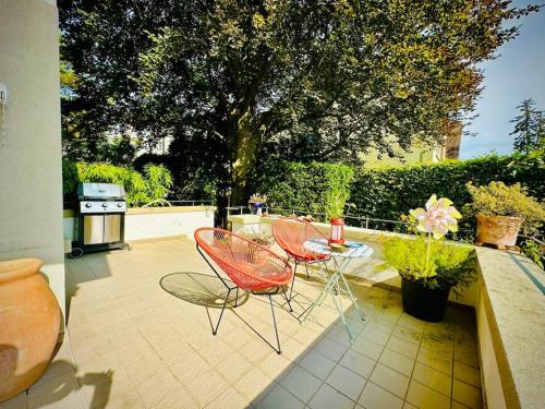two chairs and a table on a patio at Villa Sunshine - Lake Zurich Gold-Coast in Zollikon