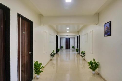 プネにあるHotel Orchard Parkの鉢植えの空廊