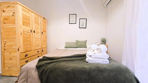 a bedroom with a bed with towels on it at Dorados Güemes - Totalmente accesible en Pichincha in Rosario
