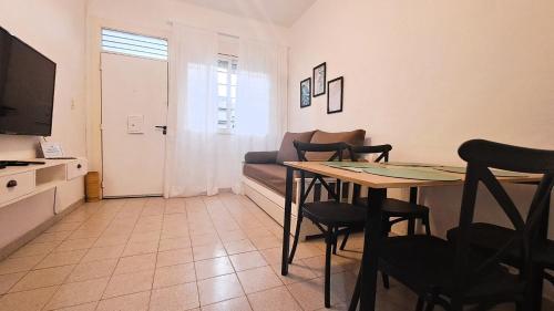 a living room with a table and a couch at Dorados Güemes - Totalmente accesible en Pichincha in Rosario