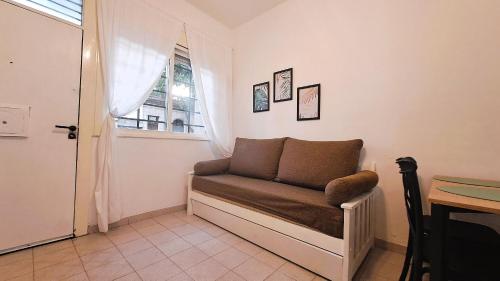 a couch sitting in a room with a window at Dorados Güemes - Totalmente accesible en Pichincha in Rosario