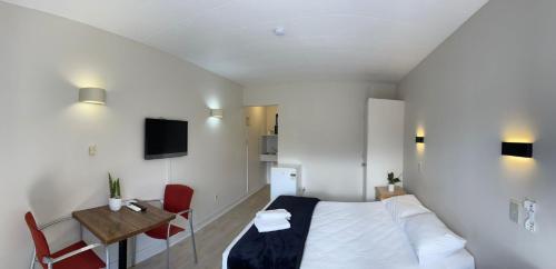 Postel nebo postele na pokoji v ubytování Rayland Epsom Motel