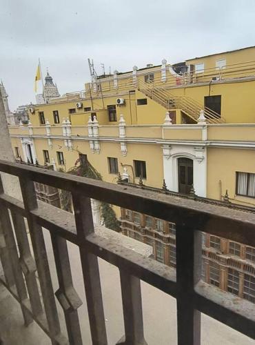 a view of a building from behind a fence at Departamento frente a palacio gobierno in Lima