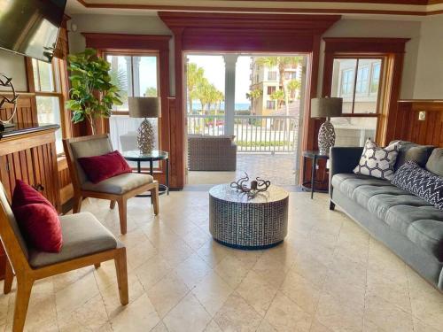 ein Wohnzimmer mit Sofa, Stühlen und einem Tisch in der Unterkunft Be A Nomad - Stunning Old World Home Top Oceanviews in Jacksonville Beach