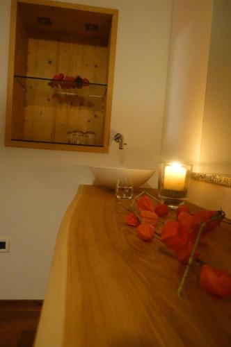 a room with a sink and red flowers on the floor at Hotel Elisabeth in Chienes