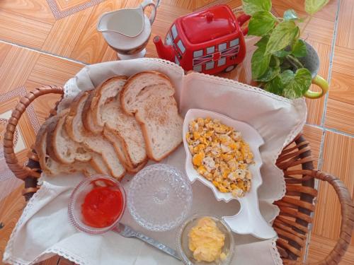 Una canasta de comida con pan y huevos en una mesa en 3 Bedroom house in Colombo 9, en Colombo