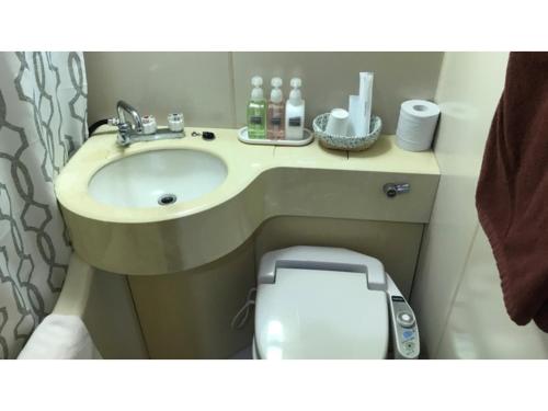 un bagno con lavandino e WC di Biz Hotel Kiyura - Vacation STAY 93177v a Yura