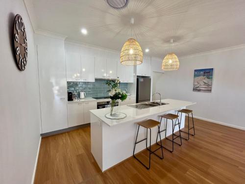 Küche/Küchenzeile in der Unterkunft Jo Sea - New build, Luxury in Vincentia with Ocean Views