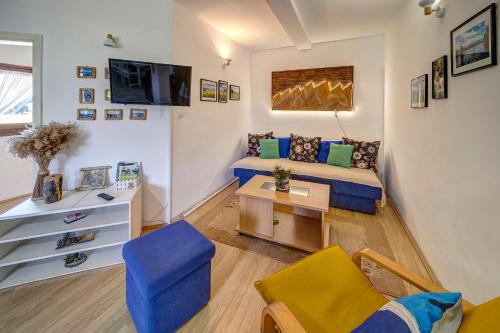 TV a/nebo společenská místnost v ubytování Apartmani ZELENI MEDA