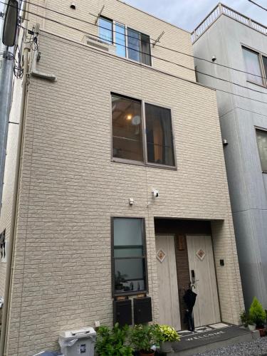 a building with a large window on the side of it at 仁源宿 in Tokyo