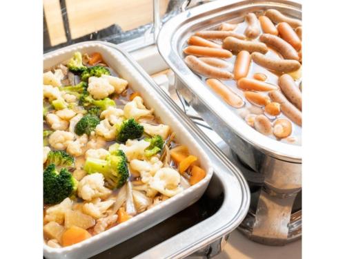two trays of food with broccoli and other vegetables at Hotel Terrace The Square Hitachi - Vacation STAY 17001v in Hitachi