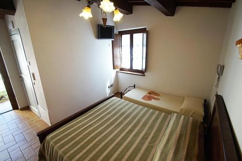Ένα ή περισσότερα κρεβάτια σε δωμάτιο στο Agriturismo La Valle dei Fiori di Bellucci Rosanna