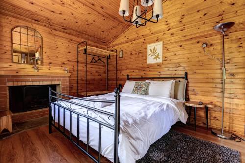 a bedroom with a bed in a wooden cabin at Chalet Parea in Metamorfosi