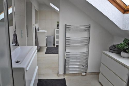 a bathroom with a sink and a toilet at Ferienwohnung am Park FeWo2 in Gotha