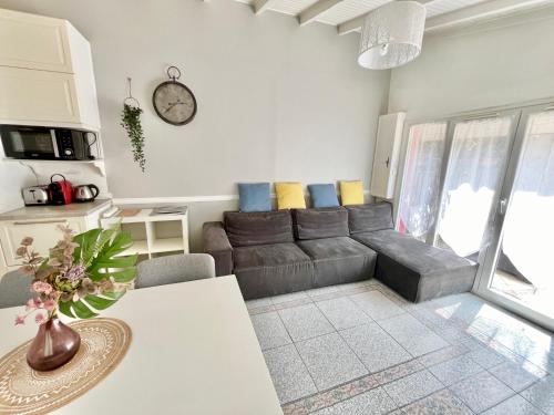 un salon avec un canapé et une table dans l'établissement Little house 2 bedrooms -Terrace, Antony Center near Paris and Orly, à Antony