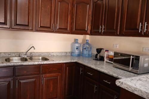 Kuchyň nebo kuchyňský kout v ubytování Condo in town 2 bedroom apartment#1