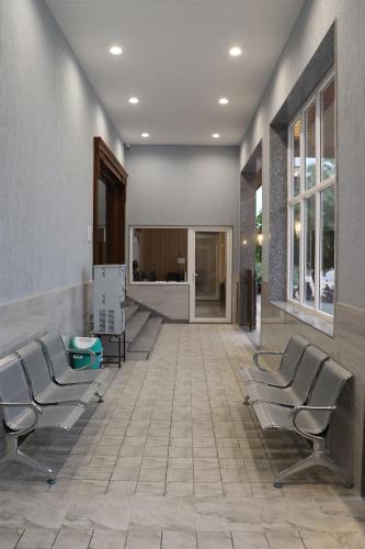 a waiting area with chairs and a waiting room at The Byke Boutique - Amra Oasis Osian in Osiān