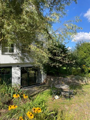 BiendorfにあるFerienwohnung am Waldrand mit Saunaの庭のピクニックテーブル付き家