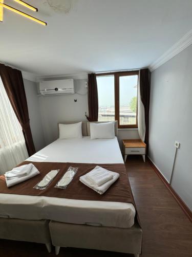 Katil atau katil-katil dalam bilik di Tavra hotel