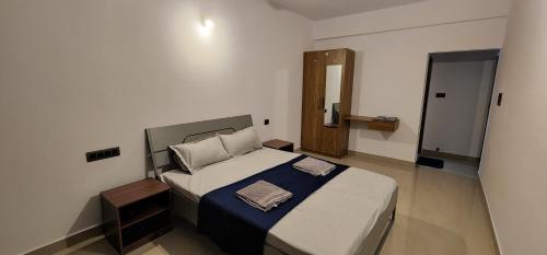Postel nebo postele na pokoji v ubytování 2bhk cozy apt near baina beach
