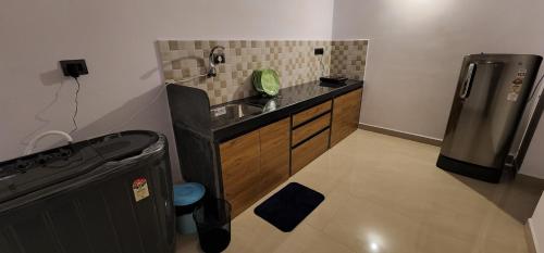 Kuchyň nebo kuchyňský kout v ubytování 2bhk cozy apt near baina beach