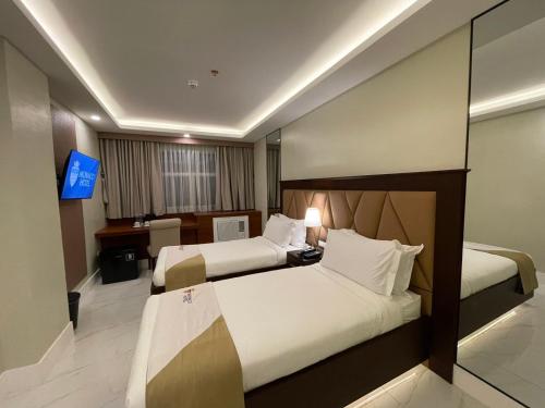 Postel nebo postele na pokoji v ubytování Monaco Hotel
