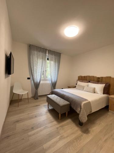 ティラーノにあるCasa vacanze Luciaの大きなベッドと窓のある寝室