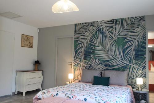 - une chambre avec un lit orné d'une fresque murale tropicale dans l'établissement Villa moderne avec jacuzzi, piscine et vue, à Séguret
