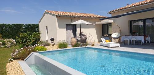 une piscine devant une maison dans l'établissement Villa moderne avec jacuzzi, piscine et vue, à Séguret