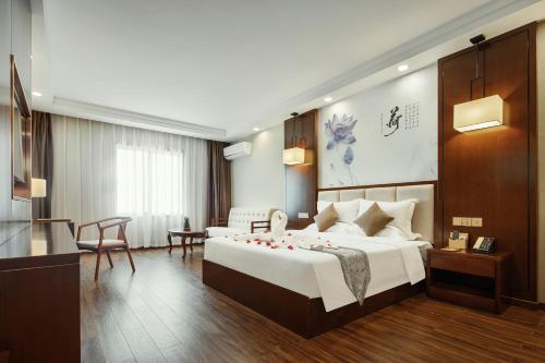 Ένα ή περισσότερα κρεβάτια σε δωμάτιο στο Rose Garden International Hotel