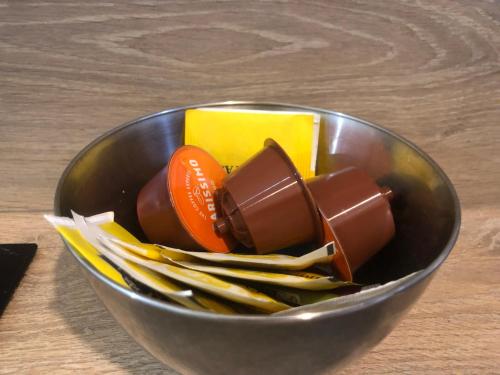 オルレアンにあるLa Fauconnerie Studio de charme au cœur d'Orléansのチョコレートとチップスが入った金属製のボウル