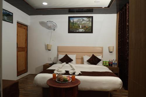 Postel nebo postele na pokoji v ubytování Mountain Orchard Retreat Pahalgam