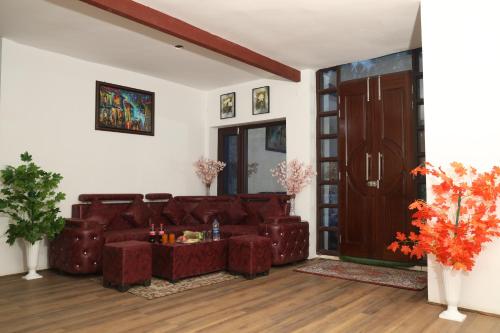 Posezení v ubytování Mountain Orchard Retreat Pahalgam