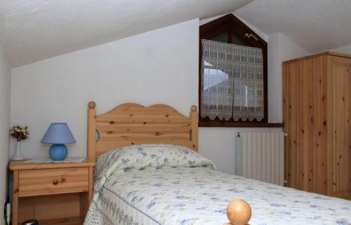 um quarto com uma cama e uma cabeceira de madeira em B&B Edelweiss em Oulx