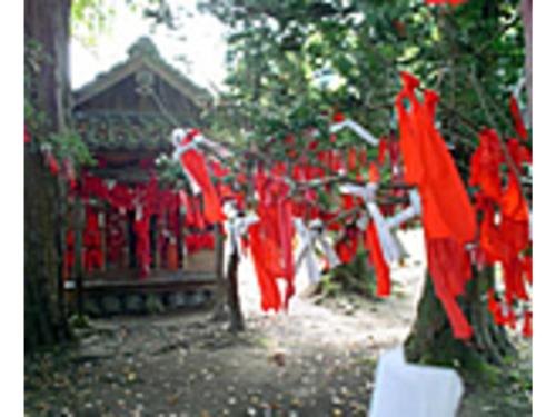 a group of red flags hanging from a fence at Aeria Tohno - Vacation STAY 62232v in Tōno
