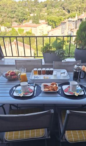 een tafel met twee borden eten op een balkon bij Chambre d hotes "Lilimyna" avec petit déjeuner in Barjols