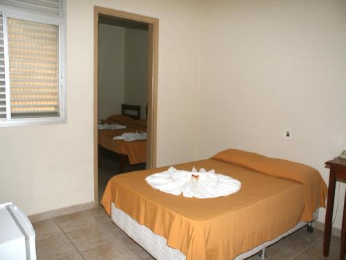 Un pat sau paturi într-o cameră la Scala Hotel Barretos