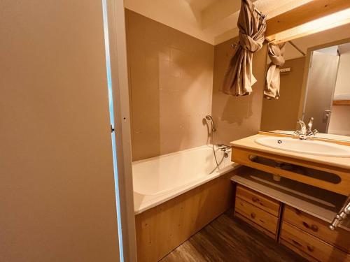 une salle de bain avec une baignoire et un lavabo et une baignoire dans l'établissement Appartement 2 pièces pour 5 personnes avec accès direct aux pistes et balcon – Vallandry - FR-1-757-99, à Landry