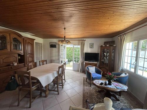 Photo de la galerie de l'établissement Maison au calme proche mer avec jardin, terrasse et 2 chambres – 4 pers - FR-1-224B-233, à LʼÉpine