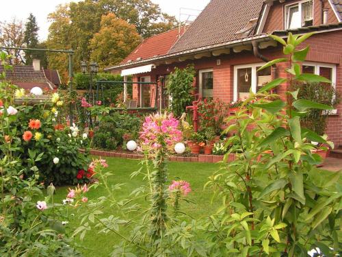 a garden in front of a house with flowers at Ferienwohnung Kerstin in Siggelkow
